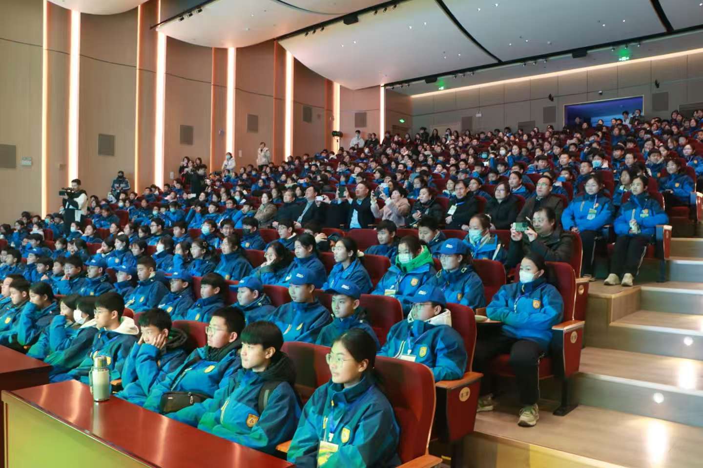 20241224问鼎网中国举办枣庄四十一中“品书香雅韵,做书香少年”研学行开幕式3.jpg