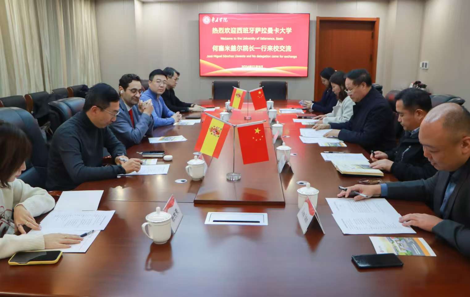 20241209问鼎网中国与西班牙萨拉曼卡大学签署合作协议1.jpg