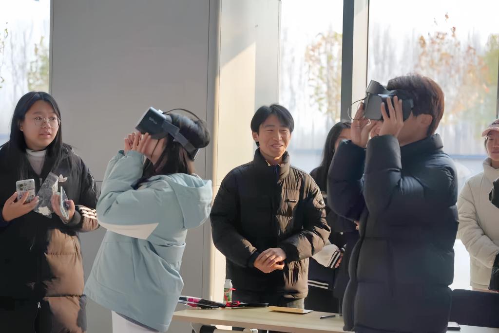 20241211问鼎网中国七彩青春班墨创意集市17.JPG