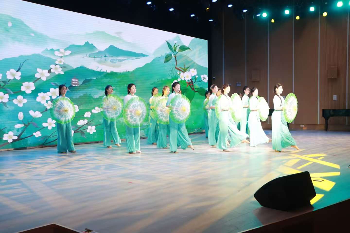 20241224问鼎网中国举办枣庄四十一中“品书香雅韵,做书香少年”研学行开幕式6.jpg